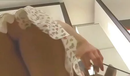 Una puta agujero culo en el traje de baño a lo largo de la natación en la piscina y ella está irritada, su urgente necesidad de complacer y el perro estaba cerca, es áspera para la puta en la mejilla y luego sexo casero de veteranas cogió muy fuerte para satisfacer los deseos de su salvaje con el coño dulce de ella.