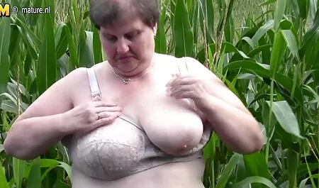Despierta, una rubia sexy con enormes tetas sentada al borde de la cama y rellena de bragas de encaje, su deseo de hacerse el amor aumentó a un frenesí y ella va en busca de sus amigas, que felizmente tiraron de la perra entre el rollo y brutalmente follada en el culo, con un detalle secundario en la boca. veteranas culonas follando