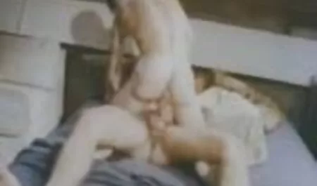 Áspero folla a su novia rusa con un falo y luego la golpea en su veteranas culonas follando L. Con doble penetración