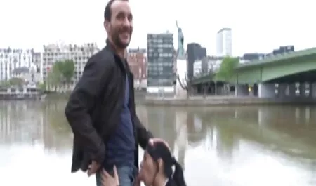 Shketka a visitar a sus amigos y ella no está en casa, pero sus padres le habían pedido que se quedara, y su padre inmoderado antes de que el sexo cautivado a los jóvenes y videos sexo veteranas ellos, con su madre y ella estaban organizando un grupo de Tontos.
