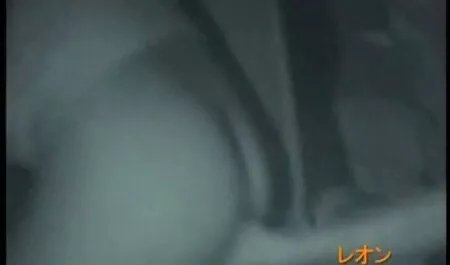 Joven pareja romántica xxxx veteranas hermoso retiro en la playa para hacer el amor en las olas de las olas, caliente por el sol de verano