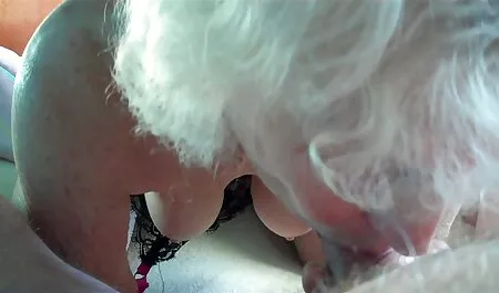 Una pequeña videos de veteranas culonas zorra con placer chupa una polla y se la follan duro en su coño
