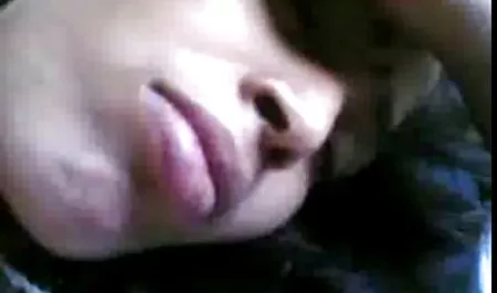 Maduro aunty masaje su protruding porno veteranos pezones y coño en frente de su marido