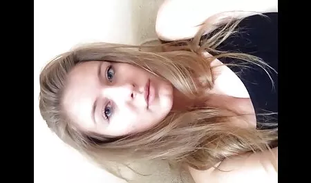 Chica caliente con gran culo y enormes tetas se masturba videos de sexo de veteranas su clítoris con consolador, coño de cerca