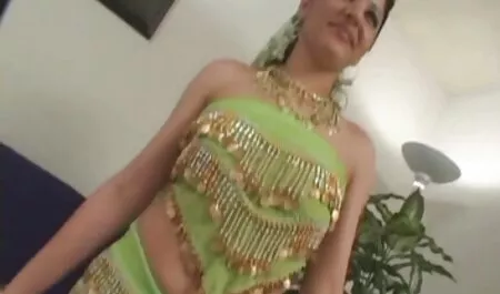 Mientras que una linda chica con tetas pequeñas está ocupada jugando a su novio la golpeó con una videos por no maduras polla saludable