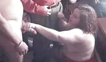 Después de que el compromiso no tuvo éxito, un colega consoló al veteranos cojiendo perro y justo en la silla cum en el anal todo el tiempo que quiera