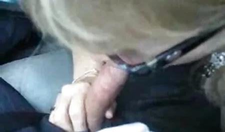 Una chica, joven puta se dobla otro corredor de bienes raíces, mientras que su padre está ocupado hablando por teléfono con socios de videos por no maduras negocios