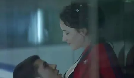 La gente atrapa a la madre de la amiga para una paja en el baño y complace a la insaciable milf sexo con veteranas casero con una joven creampie de polla