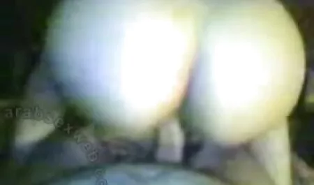 Hábil agente porno se folla a una chica adolescente para follar videos de veteranas follando en la oficina