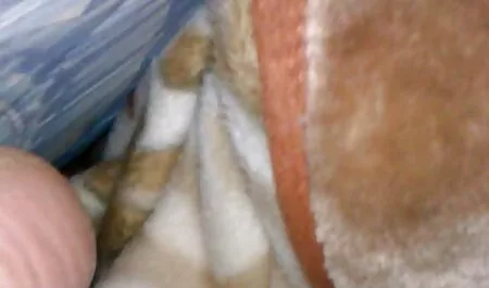 Un tipo que tiene un tatuaje, un coño lamiendo, un coño, lleno, peludo, de una belleza de pie cáncer en la cocina, pero esto no veteranos follando es suficiente para ella y ella quiere mostrar el poderoso de él en la rigidez anal de ella y salpicar el semen después del sexo