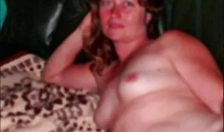 Dejados solos en la oficina, videos de sexo de veteranas finalmente tuvimos relaciones sexuales, salvajes, rasgando la ropa del otro y el último cuadro de mierda indecente sobre la mesa