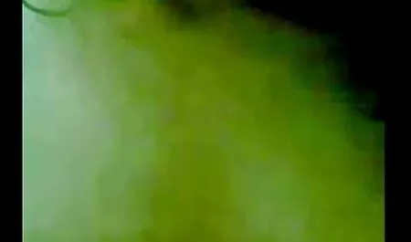 Perra cayó delante del chico cuando él acaba de entrar en la casa y justo cuando sube sobre la mesa para cambiar una bombilla, ella cayó en la oscuridad de él y empezar a chupar, luego se fue a ella, sólo masaje amasar par de mama elástica de ella, acaba de hacer un veteranas fallando Cooney y golpearla