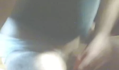 Modelo porno descansando en la bañera veteranos follando de hidromasaje con tu novio