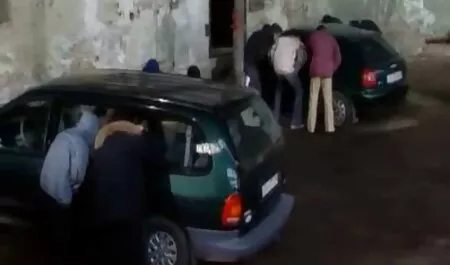 Joven morena tiene sexo oral con sus compañeros de clase veteranas cogiendo
