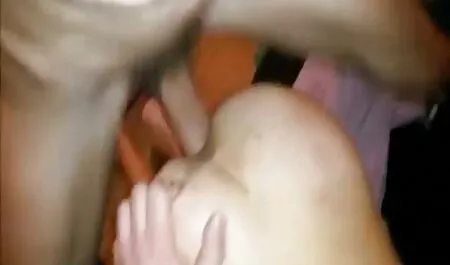 Una jovencita masturbándose en el sofá con su coño insaciable y ni siquiera sospechaba que un chico de la piscina, mirándola, y cuando se dio cuenta, ella lo sacó a su lugar para dar un golpe tan profundo y golpear enorme pene de ella en porno veteranos un gran, descuidado