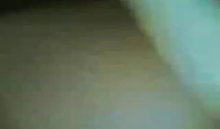 Los propietarios de la casa de vacaciones vienen en la noche con sus dos niñas se detuvieron por la noche para hacerles una sorpresa en forma de orgasmo y semen veteranas follando con jovencitos en la cara joven su