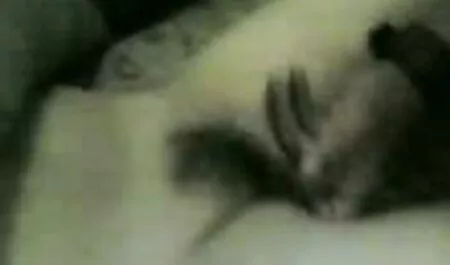 Hermano, vio cómo la mascota de su hermana con tetas hardcore sacudiendo su polla de él mientras está sentada frente a la computadora portátil y ella le explica que ella conduce veteranas tetonas follando las clases en línea y ella puede ayudarlo en esto como compañero y ella le chupa la polla y subir y envolver el coño