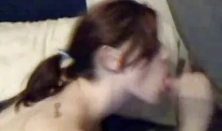 Una mujer gorda, gorda con grandes tetas quiere jugar y abordó a un chico lo arrebató de videos xxx con veteranas los videojuegos, sentado en un gran