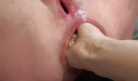 Una niña traviesa soñaba con sexo con ver videos porno de veteranas un hombre negro y grandes tetas de él incluso cuando duerme con su esposo