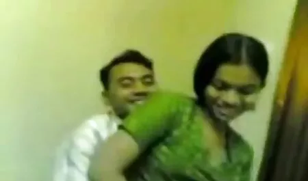 Una joven rubia chupa la videos de sexo veteranas polla de un hombre y su hermana con él en todas las formas posibles en la cama
