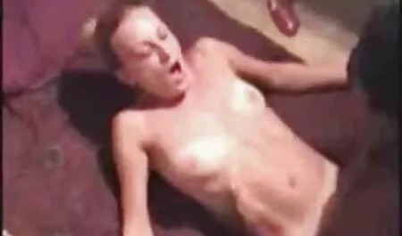 Negro ninfa con veteranos cojiendo piernas largas y jugando su coño en la cama